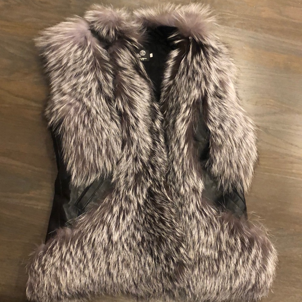 Sleeveless leather fur jacket